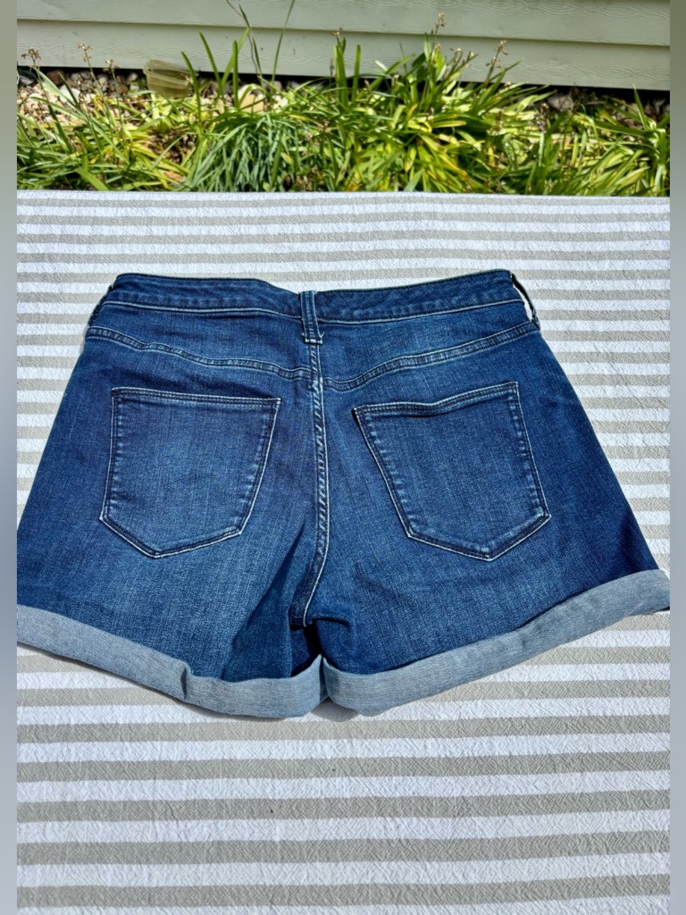 Universal Thread Dark Blue Rolled Cuff Denim Shorts Women’s Size 8/29